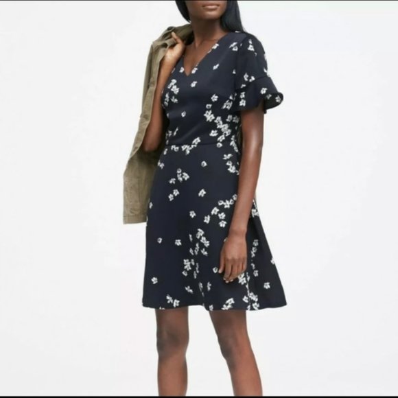 Banana Republic Dresses & Skirts - New Banana Republic Navy Blue Floral Dress w/ Pockets NWT